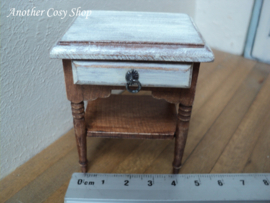Puppenstuben-Miniaturtisch mit Schublade im Maßstab 1:12