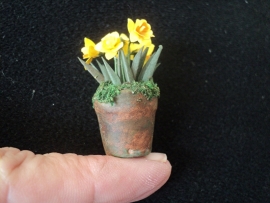 Dollhouse miniature daffodils in plant pot in 1" scale
