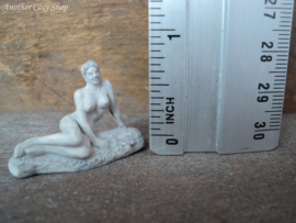 Poppenhuis miniatuur beeldje zittende naakte vrouw schaal 1:12  (no. 3)