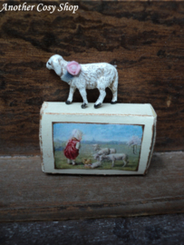 Poppenhuis miniatuur schaapje in doos in schaal 1:12 (no.1)