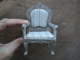 Miniatur-Sessel im französischen Stil im Maßstab 1:12 für das Puppenhaus.
