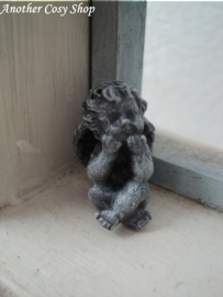Statue angel with hands under chin in 1" scale