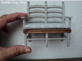 Poppenhuis miniatuur tweezits brocante bankje schaal 1:12