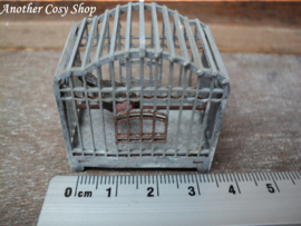 Puppenhaus-Miniatur-Vogelkäfig mit Vogel im Maßstab 1:12
