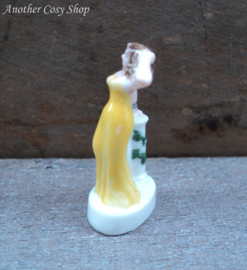 Statue pin-up girl yellow dress