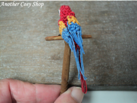 Poppenhuis miniatuur papegaai op stok schaal 1: 12