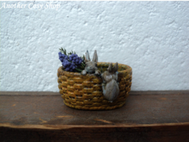 Poppenhuis miniatuur mandje met konijntjes schaal 1:12