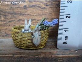 Poppenhuis miniatuur mandje met konijntjes schaal 1:12