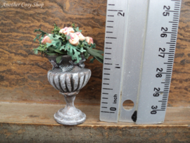 Puppenhaus-Miniatururne mit Rosen im Maßstab 1:12