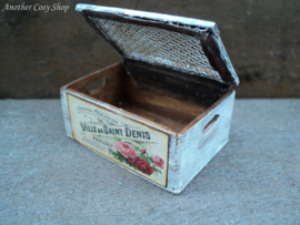 Dollhouse miniature crate with lid in 1" scale