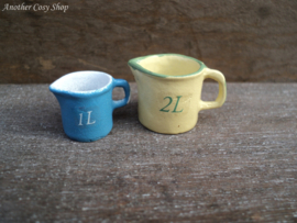 Dollhouse miniature measuring cup 2 litres in 1" scale