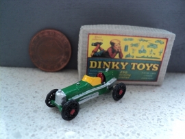 Poppenhuis miniatuur speelgoed racewagen