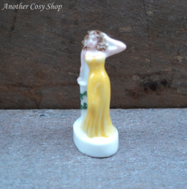 Statue pin-up girl yellow dress