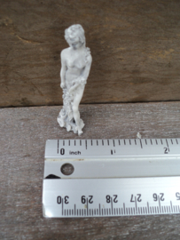 Poppenhuis miniatuur beeld elegante dame schaal 1:12