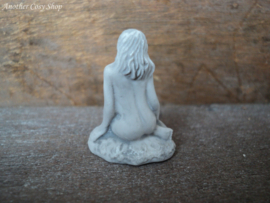 Dollhouse miniature statue sitting artistic nude (no. 5)