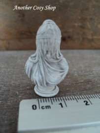 Poppenhuis miniatuur buste gesluierde dame schaal 1:12
