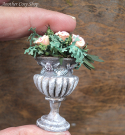 Puppenhaus-Miniatururne mit Rosen im Maßstab 1:12