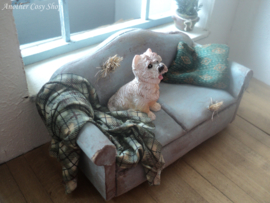 Puppenstuben-Miniatur-Couch mit Hund im Maßstab 1:12