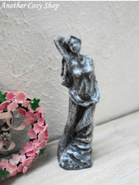 Poppenhuis miniatuur beeldje dame met arm omhoog schaal 1 op 12