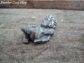 Statue angel lying on the back in 1" scale