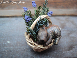 Poppenhuis miniatuur mandje met lavendel en haasje schaal 1:12