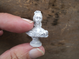 Poppenhuis miniatuur buste klassieke dame schaal 1:12