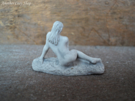 Dollhouse miniature statue sitting artistic nude (no. 3)