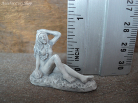 Dollhouse miniature statue sitting artistic nude (no. 4)