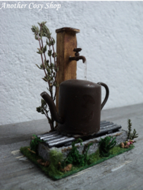 Poppenhuis miniatuur tuindecoratie kraan met gieter schaal 1:12