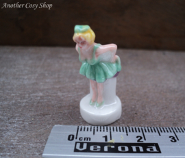 Beeldje pin-up meisje in mini jurk