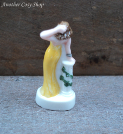 Beeldje pin-up meisje in gele jurk