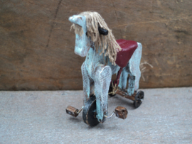 Poppenhuis miniatuur speelgoed paardje op wielen