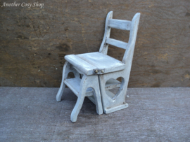 Poppenhuis miniatuur ladder stoeltje schaal 1:12