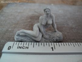 Dollhouse miniature statue sitting artistic nude (no. 3)