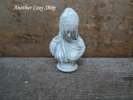 Dollhouse miniatuur bust veiled lady in 1"scale