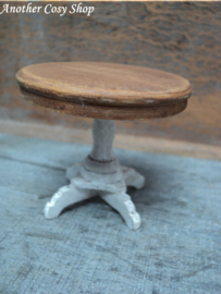Poppenhuis miniatuur bijzettafel schaal 1:12