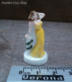 Statue pin-up girl yellow dress