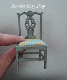 Poppenhuis miniatuur stoeltje met gestreepte stof in schaal 1:12