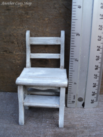 Puppenhaus-Miniatur-Leiterstuhl im Maßstab 1:12