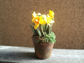 Dollhouse miniature daffodils in plant pot in 1" scale