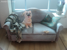 Puppenstuben-Miniatur-Couch mit Hund im Maßstab 1:12