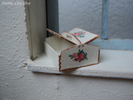 Poppenhuis miniatuur opbergkistje met deksels schaal 1:12