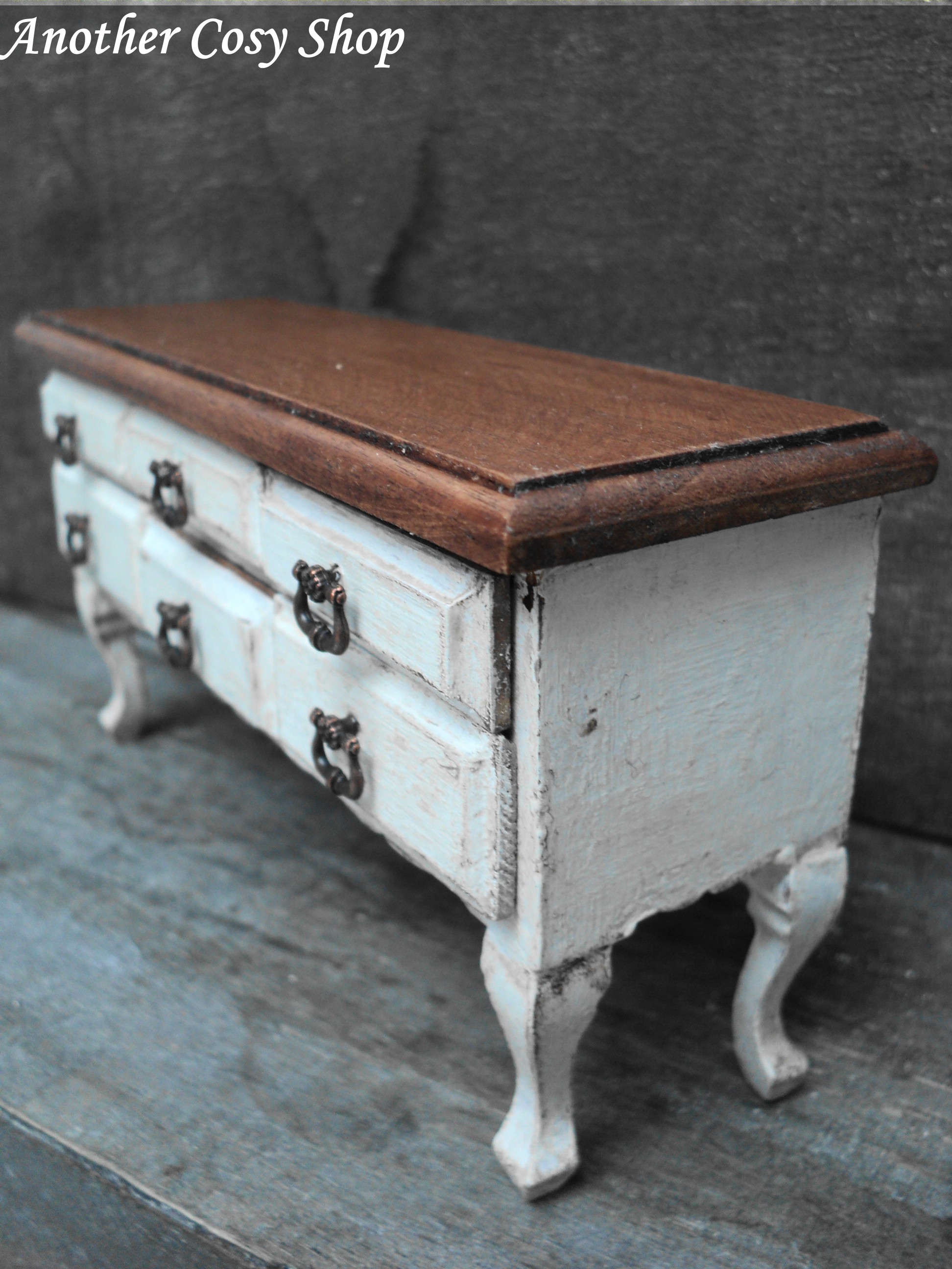 Brocante-Miniaturkommode 1zu12