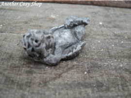 Statue angel lying on the back in 1" scale