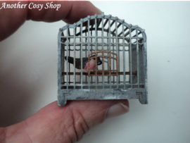 Puppenhaus-Miniatur-Vogelkäfig mit Vogel im Maßstab 1:12