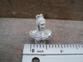 Poppenhuis miniatuur buste klassieke dame schaal 1:12