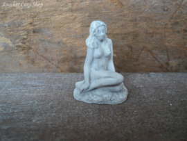 Poppenhuis miniatuur beeldje zittende naakte vrouw schaal 1:12  (no. 5)