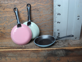 Dollhouse miniature frying pan 1" scale