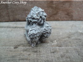 Statue angel with hands under chin in 1" scale