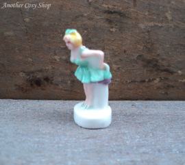 Beeldje pin-up meisje in mini jurk